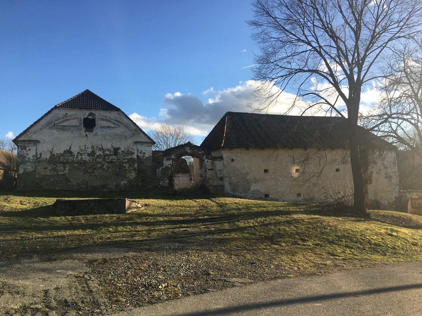 Pohled na budovy dvora s branou od cesty, leden 2018